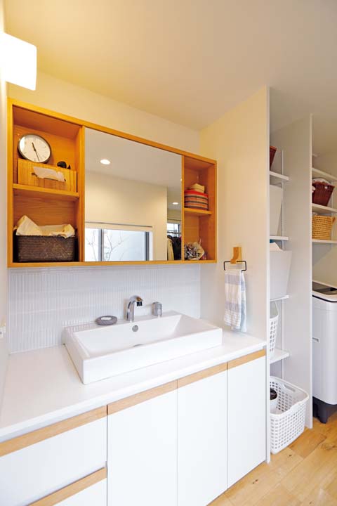 中庭に面した洗面室