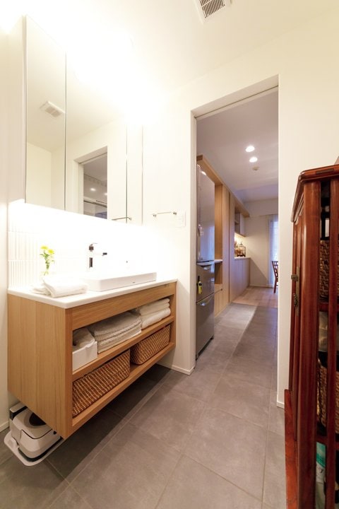 手持ちの家具を置いた洗面スペース