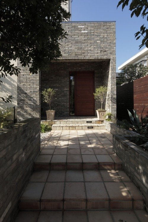 緑あふれるアプローチ