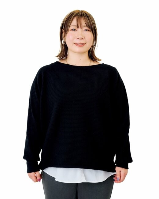 トップスの裾からシャツを出したコーディネートの女性