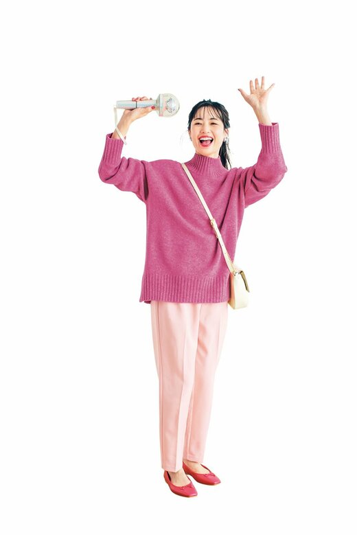 ピンクのニットを着た女性