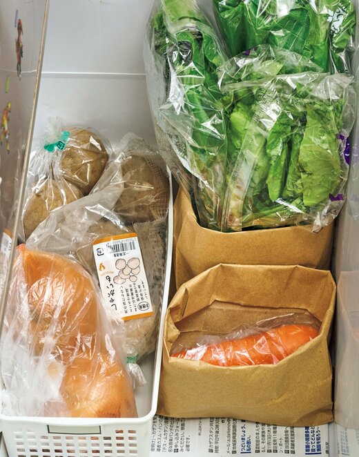 紙袋やケースで区別して保存されている野菜