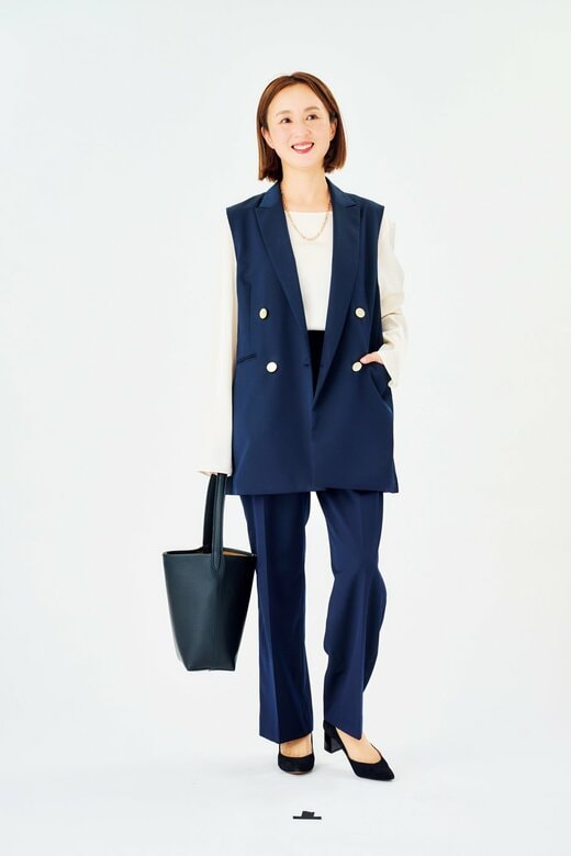 笑顔で佇む女性