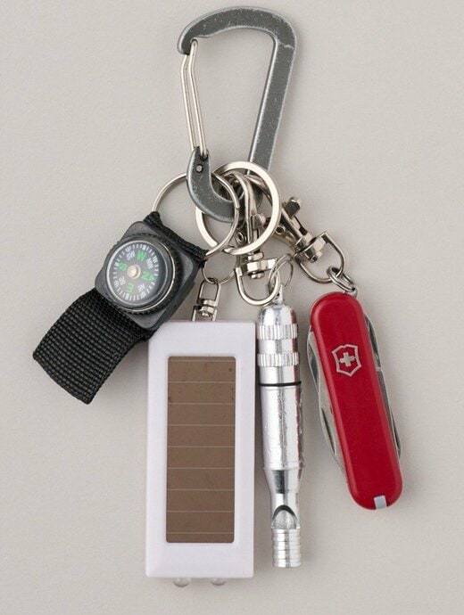方位磁石、ソーラーライト、防 災笛、ミニツールナイフ