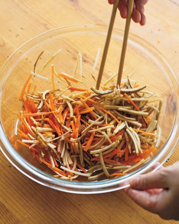 ボウルにゴボウニンジン