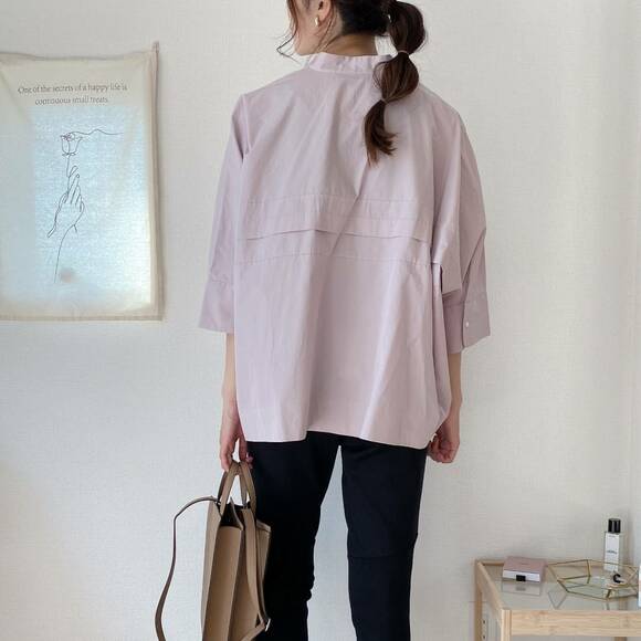 スーピマコットンドルマンスリーブシャツを着た女性後ろ