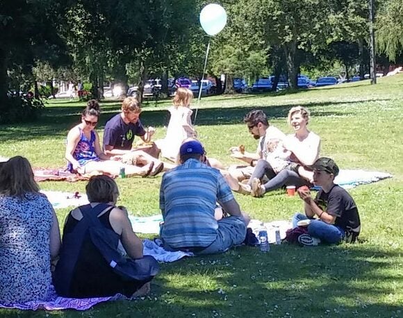 家にあるラグやブランケットが、公園やビーチのおともに