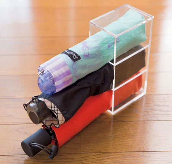 折りたたみ傘を寝かせてアクリルケースに入れ、重ね置き