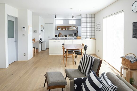 澤井さんの住まい。大きな窓から光が差し込む、明るく心地よいLDKです