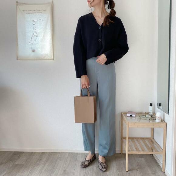 ニットとサテンパンツのコーデ