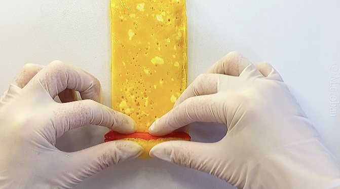 薄焼き卵の上に置いて、手前から巻く