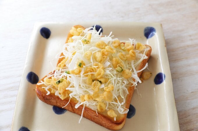 キャベツ、揚げ玉をのせる