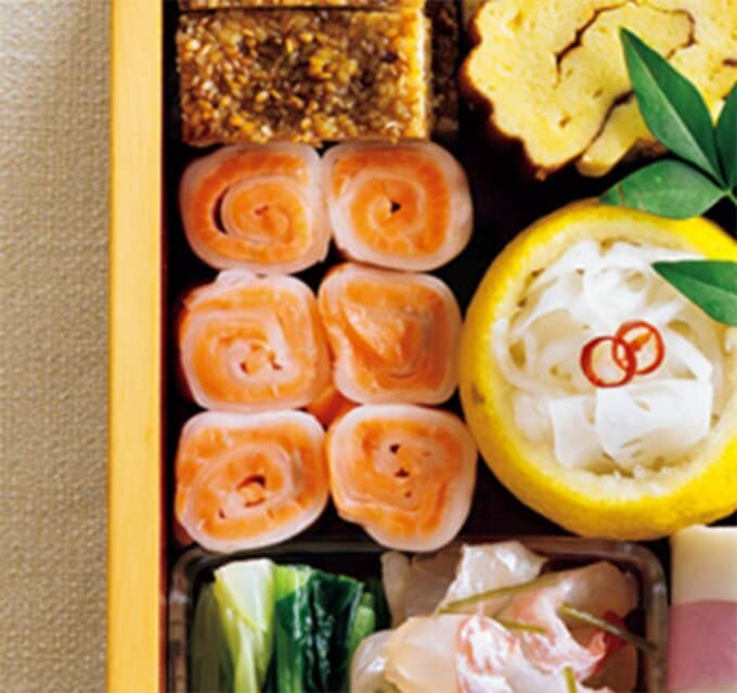 お重につめた「スモークサーモンと大根のミルフィーユ」