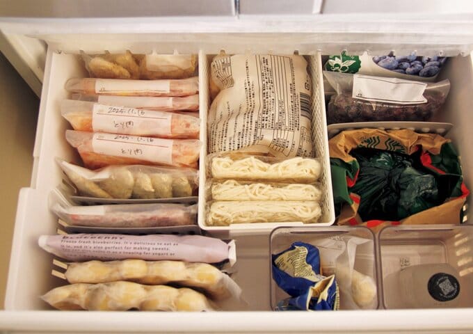 ケースで仕切って整頓されている冷凍室