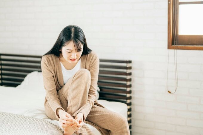 足を痛がる女性