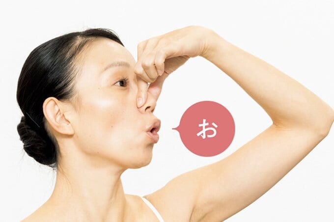 鼻をつまんで「お」と声に出す女性