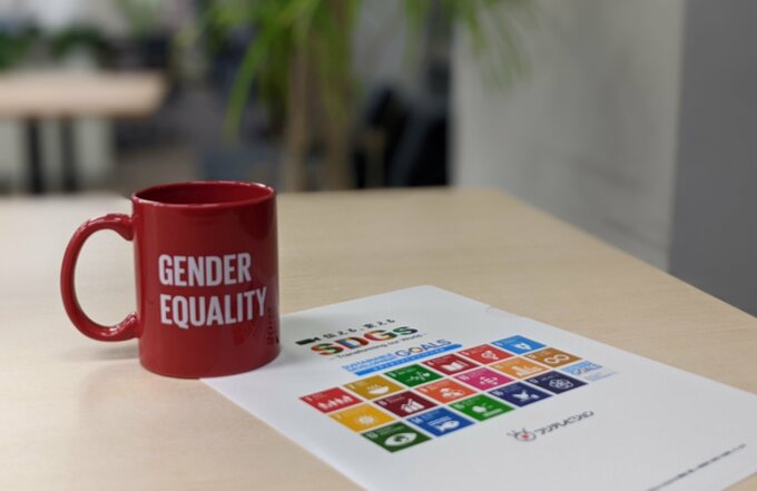 SDGsの目標とマグカップ