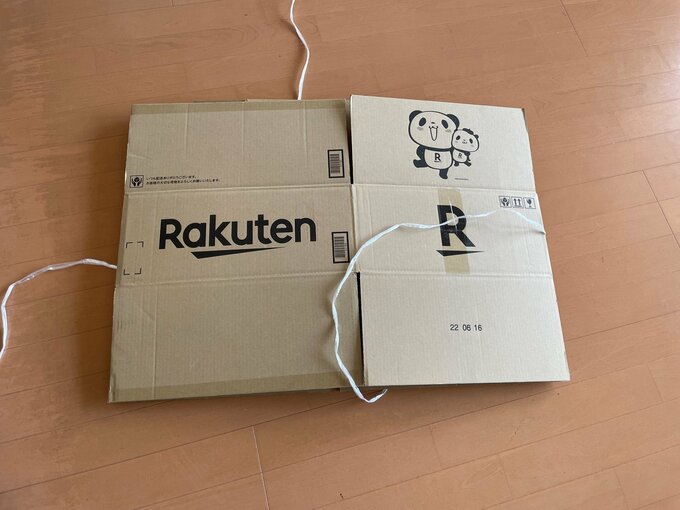 ひもに段ボールを重ねる