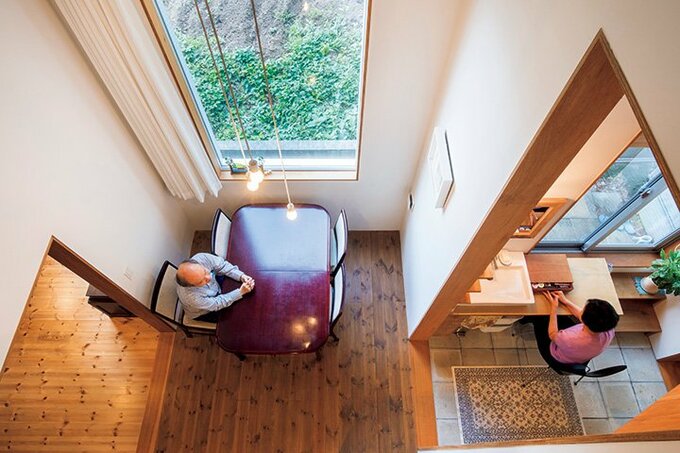 吹き抜けからダイニングを見下ろしたところ