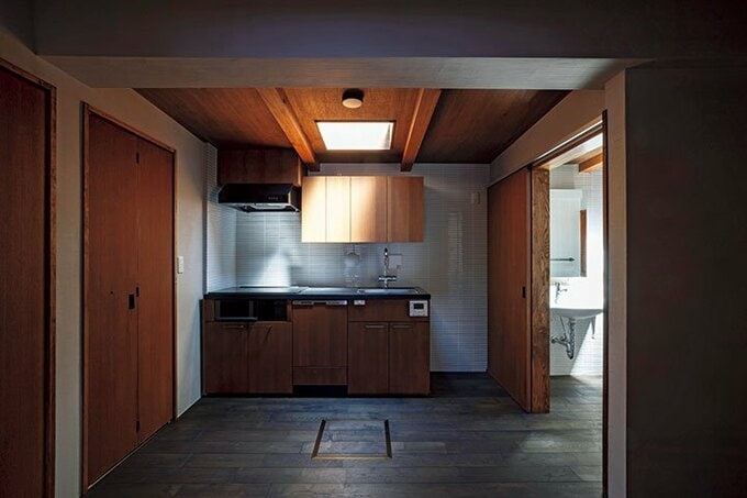 オリジナルで造作されたコンパクトなキッチン