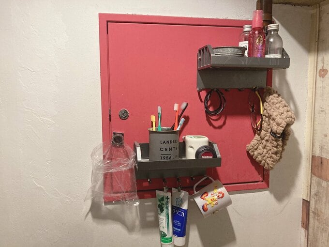 洗面所につけたマグネットタイプのラック