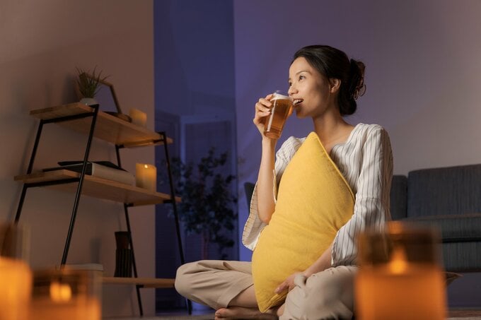 飲酒する女性