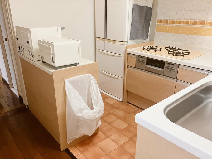 キッチンのゴミ箱を無くし、ゴミ袋を引っかけるだけにした画像