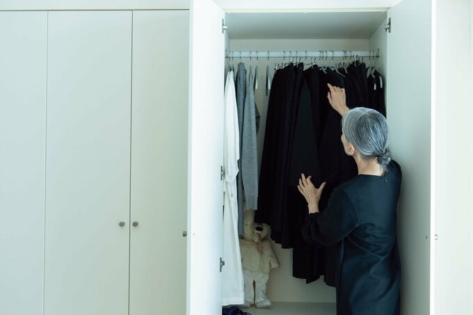 クローゼットの整理をする広瀬さん
