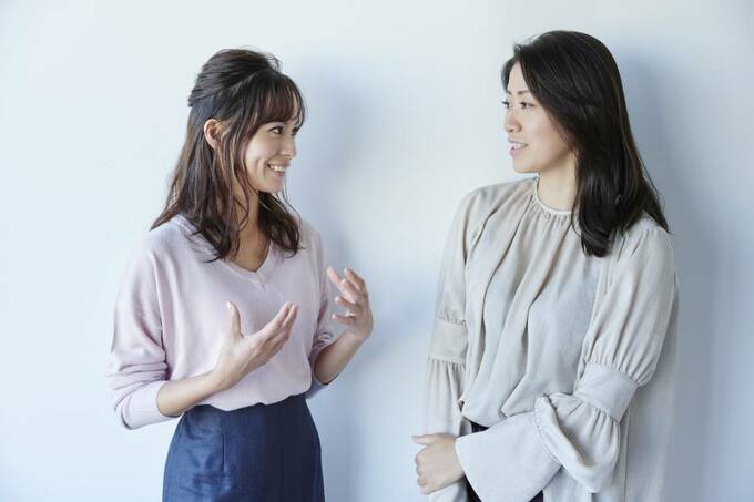 女性が2人で会話している様子