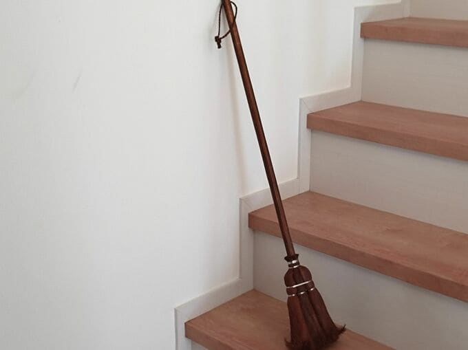 掃除機でなく、あえてホウキを選んだ理由は?
