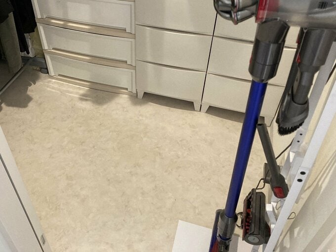 ウォークインクローゼットに入ってすぐ