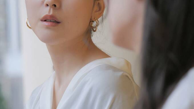 女性2人が話す様子