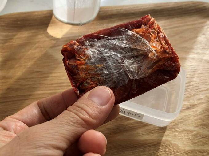 冷凍チャンジャを持つ様子