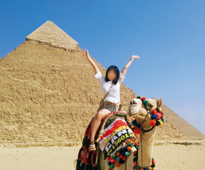 ラクダにのっている女性