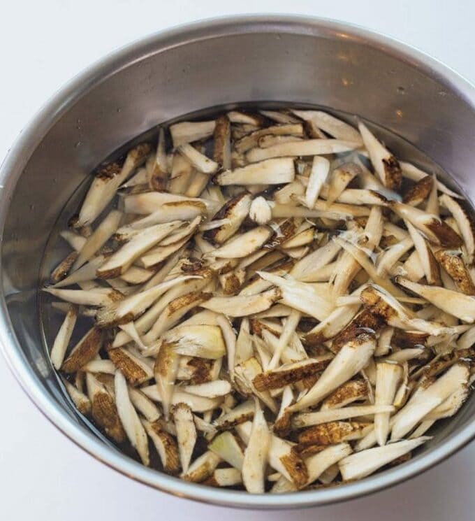 水に浸したささがきゴボウ