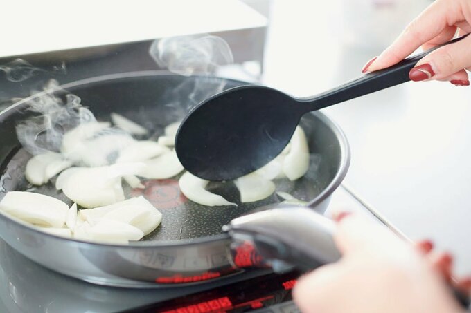シリコンスプーンで炒める様子
