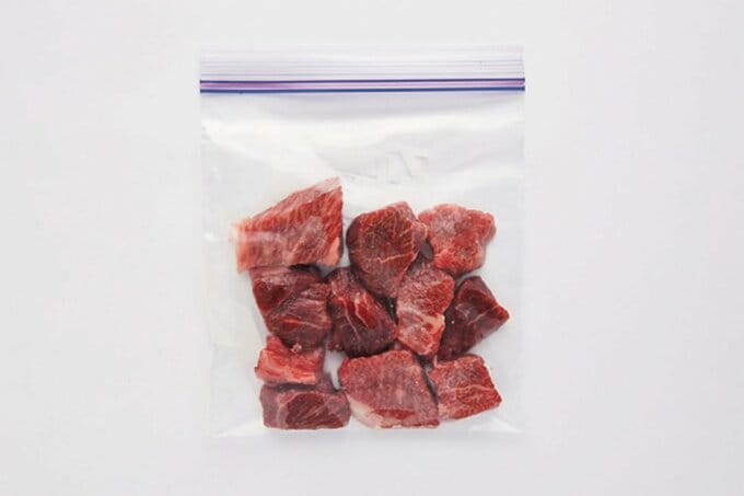 保存袋に赤角切り肉