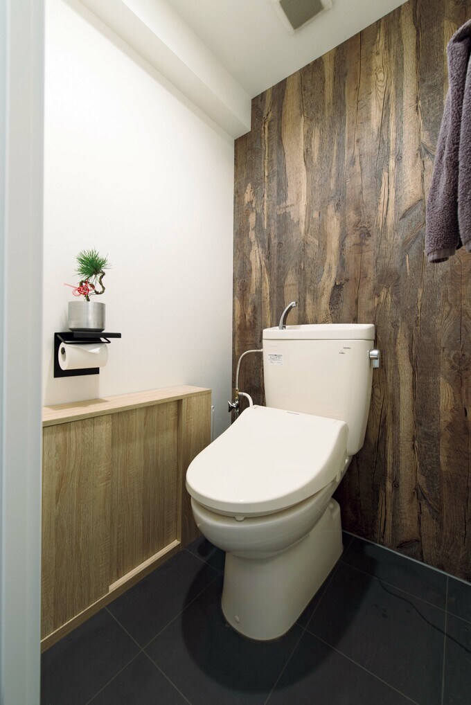 シックな雰囲気のトイレ
