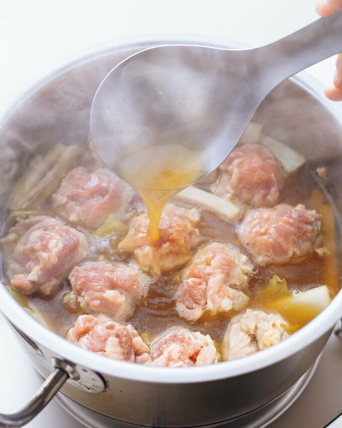 鍋に豚こま肉