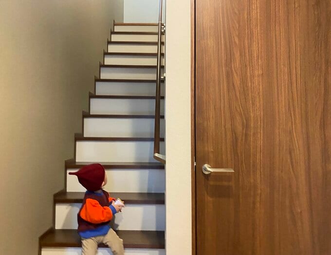 玄関ホールから2階に続く階段