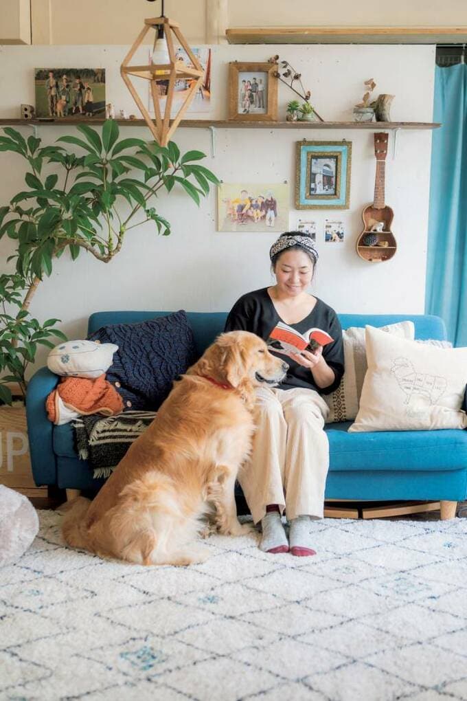 女性と犬がリビングでくつろぐ様子