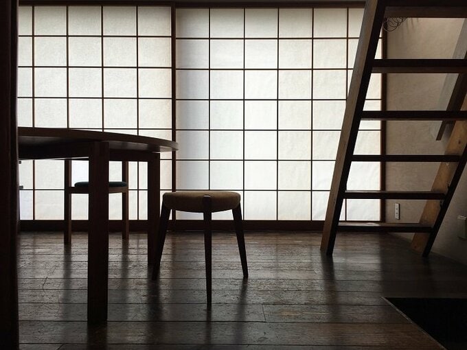 障子を閉めた「スミレアオイハウス」の室内