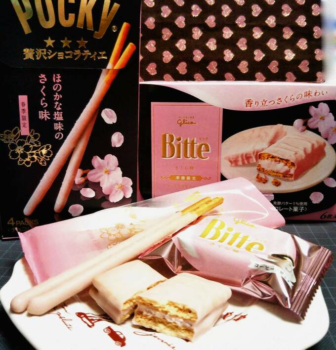グリコの「贅沢ショコラティエ ほのかな塩味のさくら味」と「Bitte さくら味」