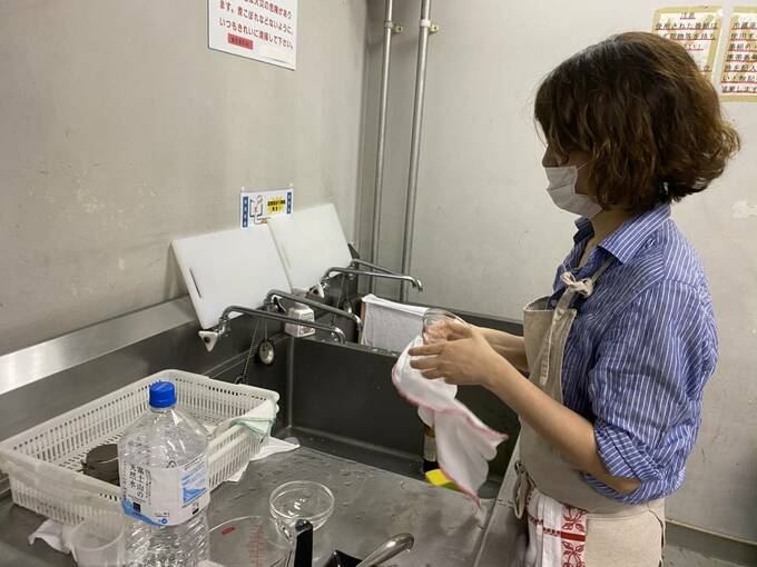 食器を拭く女性