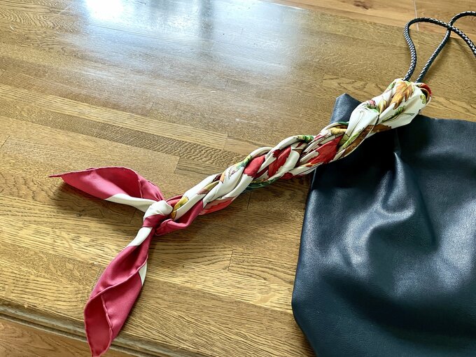 スカーフ　カメリア結び