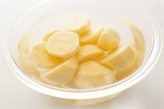 ジャガイモを水にさらす