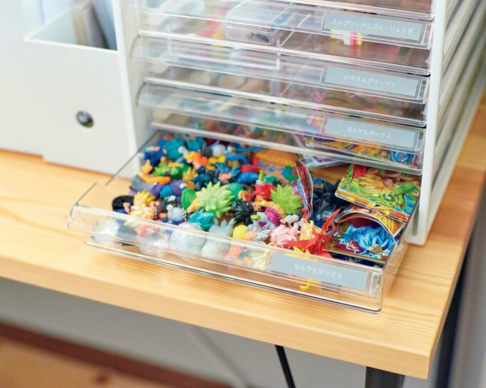 透明引き出しに小さいオモチャ