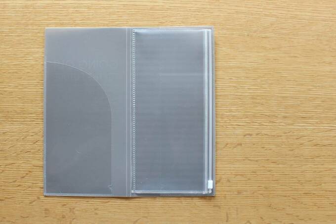 パスポートケース中