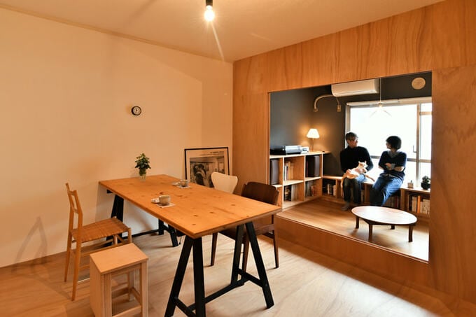 リビングでくつろぐ夫妻と猫