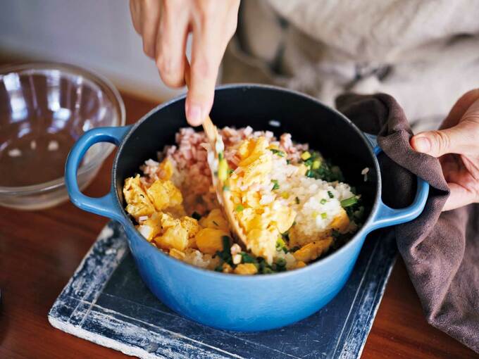 チャーハンを混ぜるシーン